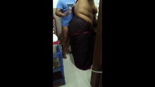 Stepson Fucks StepMom’s Tight Saree而在无袖的情况下烹饪 - 破坏她的巨大臀部和淫荡的屁股孔