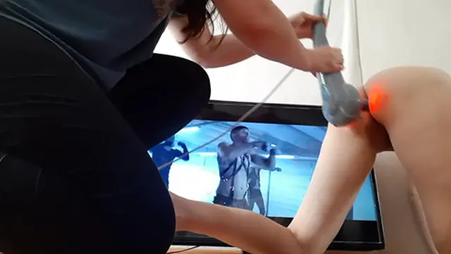 Она сорвала её в жопу перед экраном с в