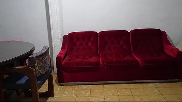 Amiga de la novia se lo mete mientras casi lo pillan