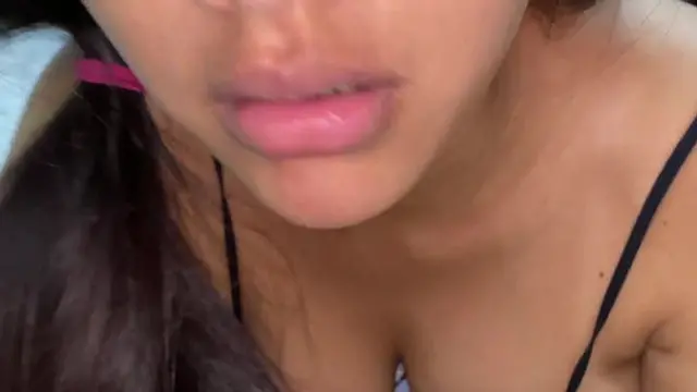 me follo a la novia de mi amigo y le chupo sus grandes tetas hasta que se viene