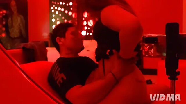 Diosa en colegio se corrompe con mamada hardcore