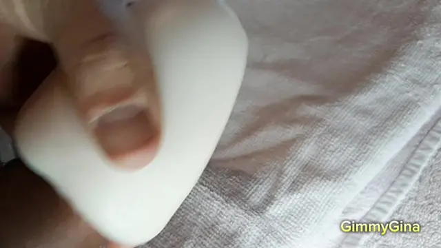 Lecca il cazzo mentre lo frego con il gioco e scappa via urlando