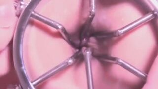 開口器を使ってアナル拡張の後指アナニーで脱肛アナルローズ