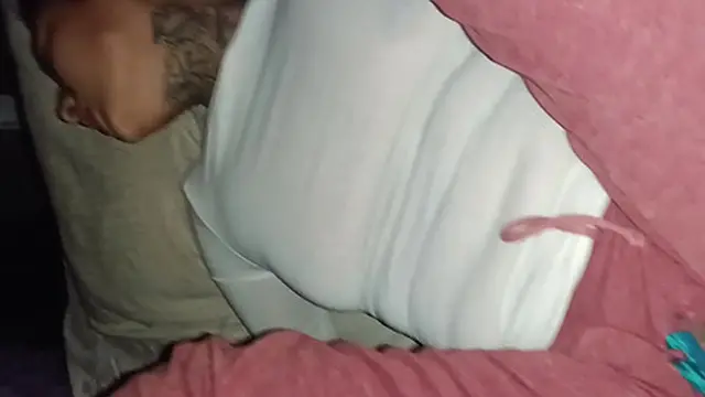 Suegra entra de noche a mi cuarto y me viola con fuerza desde atrás