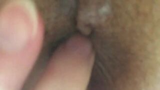 Похотливая Шлюха дрочит двумя пальцами анус —  хочет член глубоко в попку и сперму в рот!