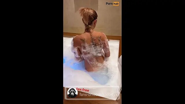 Hot Milf Ex-Youtuber Teases with Bath Time Anal